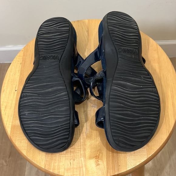 Vionic navy blue patent leather sandals. Size 7 - Picture 5 of 6